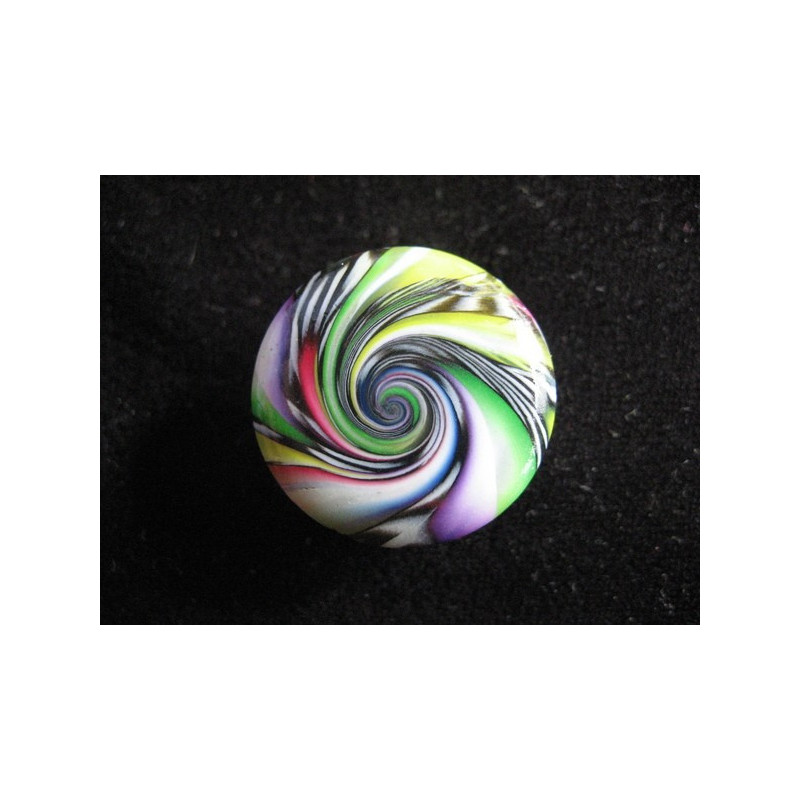 Bague fantaisie, spirale multicolore, sur fond blanc