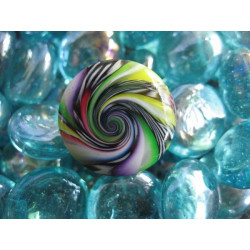 Bague fantaisie, spirale multicolore, sur fond blanc