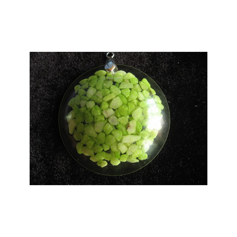 Large cabochon pendant, green pebbles, resin