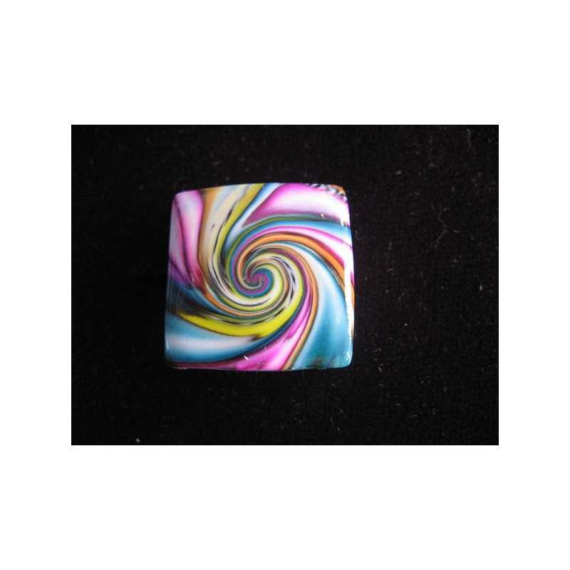 Petite bague carrée, spirale multicolore, en Fimo
