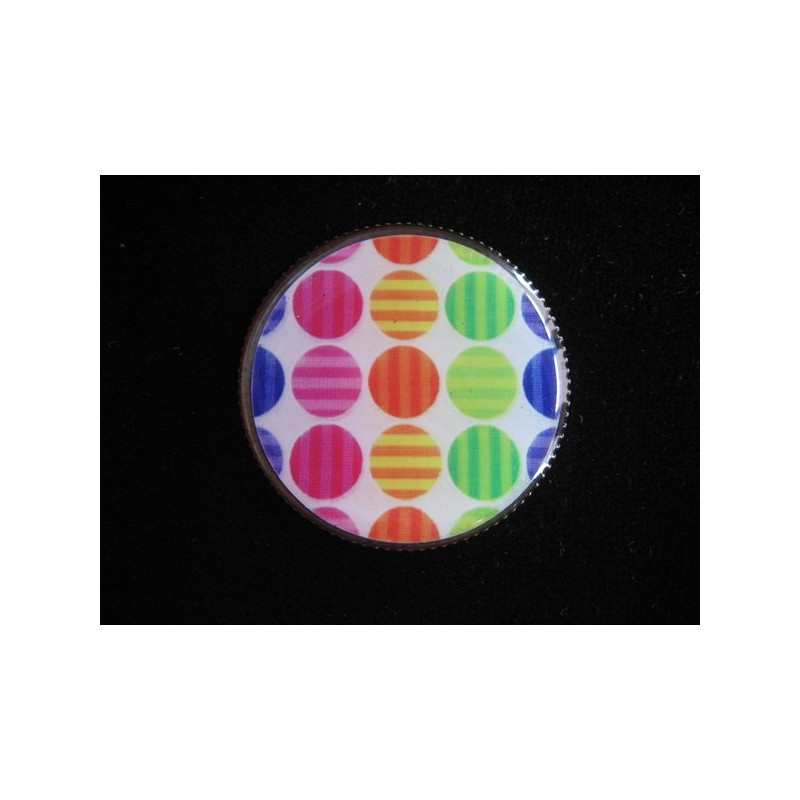 BAGUE graphique, pois multicolores sur fond blanc, sertie en résine