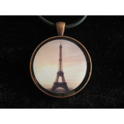 Pendentif vintage, Tour Eiffel, serti en résine