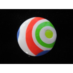 Bague pop, motifs multicolores, sur fond blanc en Fimo