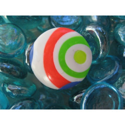 Bague pop, motifs multicolores, sur fond blanc en Fimo