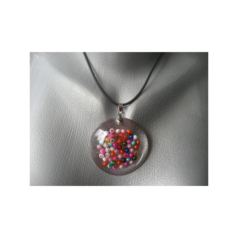 Pendentif cabochon, perles multicolores, en résine