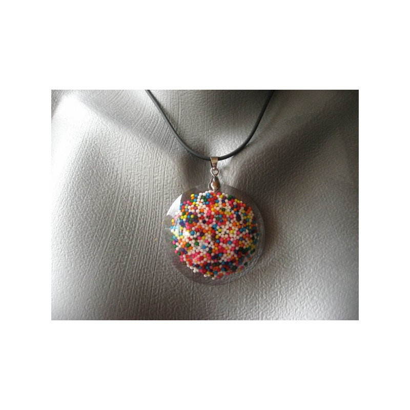 Pendentif cabochon, miniperles multicolores, en résine