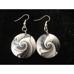 Boucles d'oreilles, spirale noire et blanche, en fimo