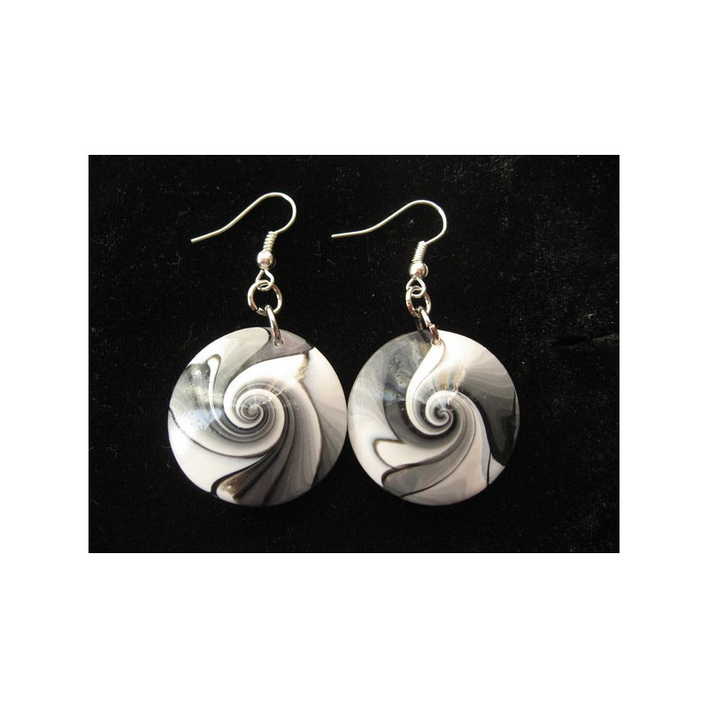 Boucles d'oreilles, spirale noire et blanche, en fimo