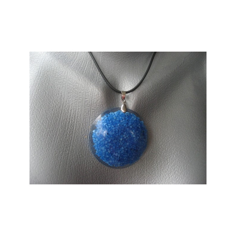 Large cabochon pendant, turquoise stones, in resin