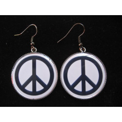 Boucles d'oreilles, Peace and love sur fond blanc, serties en résine