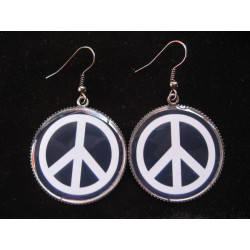 Boucles d'oreilles, Peace and love sur fond noir, serties en résine