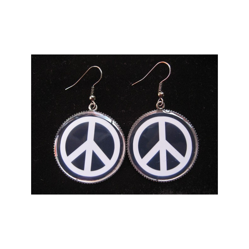 Boucles d'oreilles, Peace and love sur fond noir, serties en résine