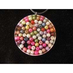 Pendentif fantaisie, perles multicolores, en résine