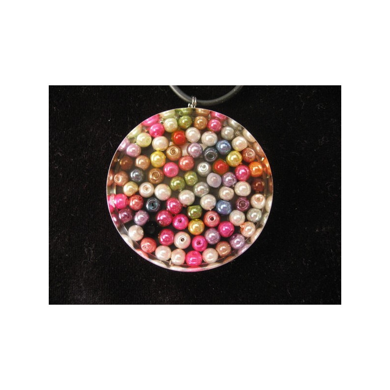 Pendentif fantaisie, perles multicolores, en résine