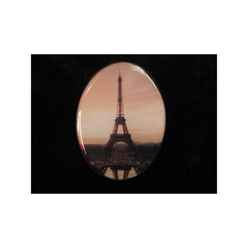 Vintage oval brooch, Eiffel Tower Paris, set in resin