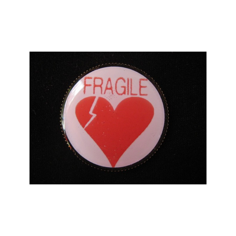 BROCHE romantique, Coeur fragile, sertie en résine