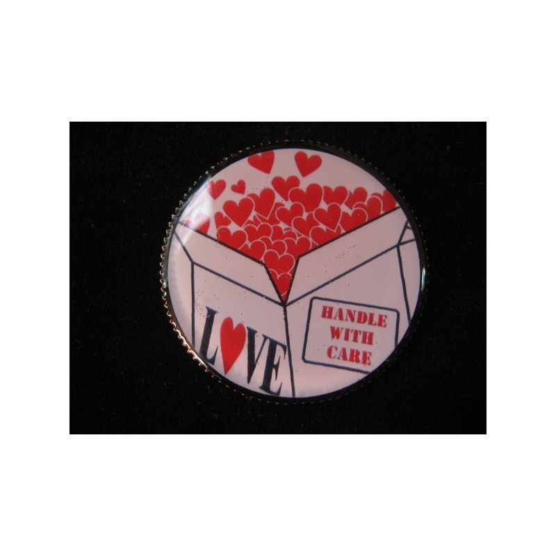 BROCHE, Love Attention Fragile, sertie en résine