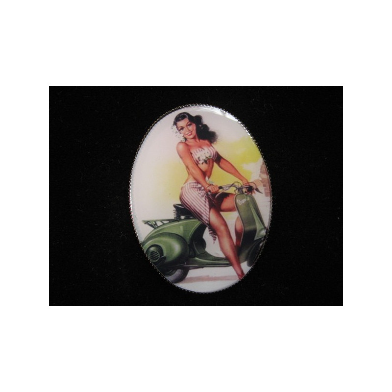 BROCHE ovale vintage, Pin-Up Vespa, sertie en résine