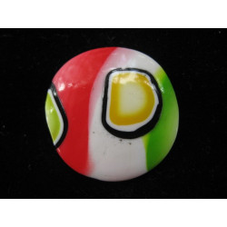 Bague pop, motifs multicolores, sur fond blanc en Fimo