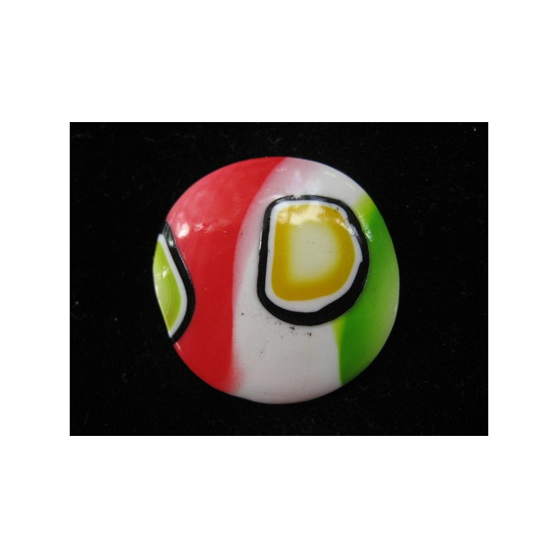 Bague pop, motifs multicolores, sur fond blanc en Fimo