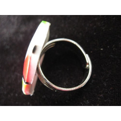 Bague pop, motifs multicolores, sur fond blanc en Fimo