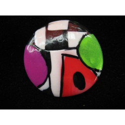 Bague pop, motifs multicolores, sur fond blanc en Fimo