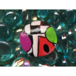 Bague pop, motifs multicolores, sur fond blanc en Fimo