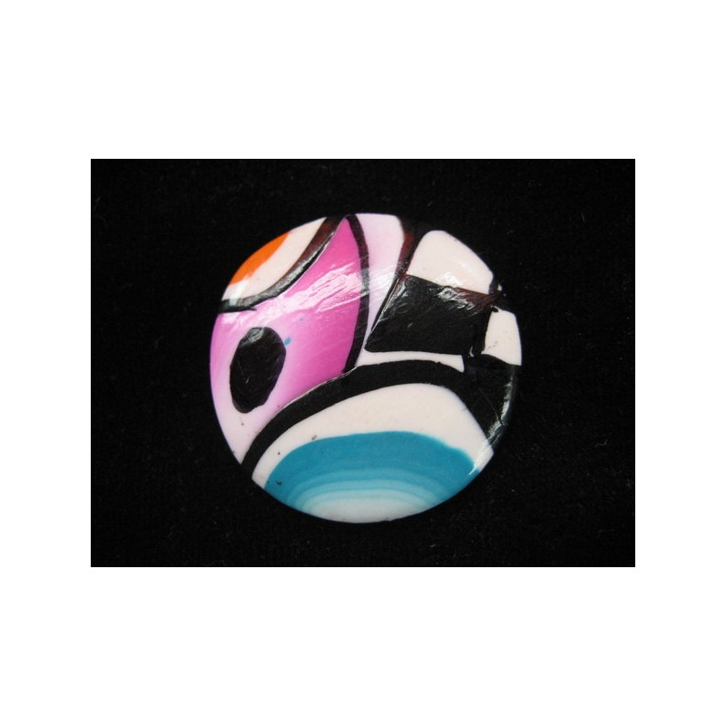 Bague pop, motifs multicolores, sur fond blanc en Fimo