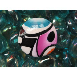 Bague pop, motifs multicolores, sur fond blanc en Fimo