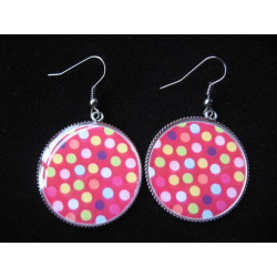 Boucles d'oreilles fantaisie, pois multicolores sur fond rouge, serties en résine