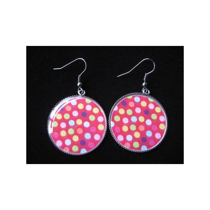 Boucles d'oreilles fantaisie, pois multicolores sur fond rouge, serties en résine