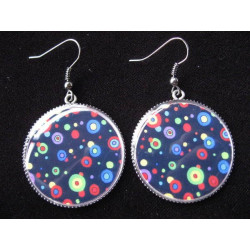 Boucles d'oreilles fantaisie, pois multicolores sur fond noir, serties en résine