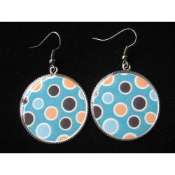 Boucles d'oreilles, pois marrons et oranges sur fond turquoise, serties en résine