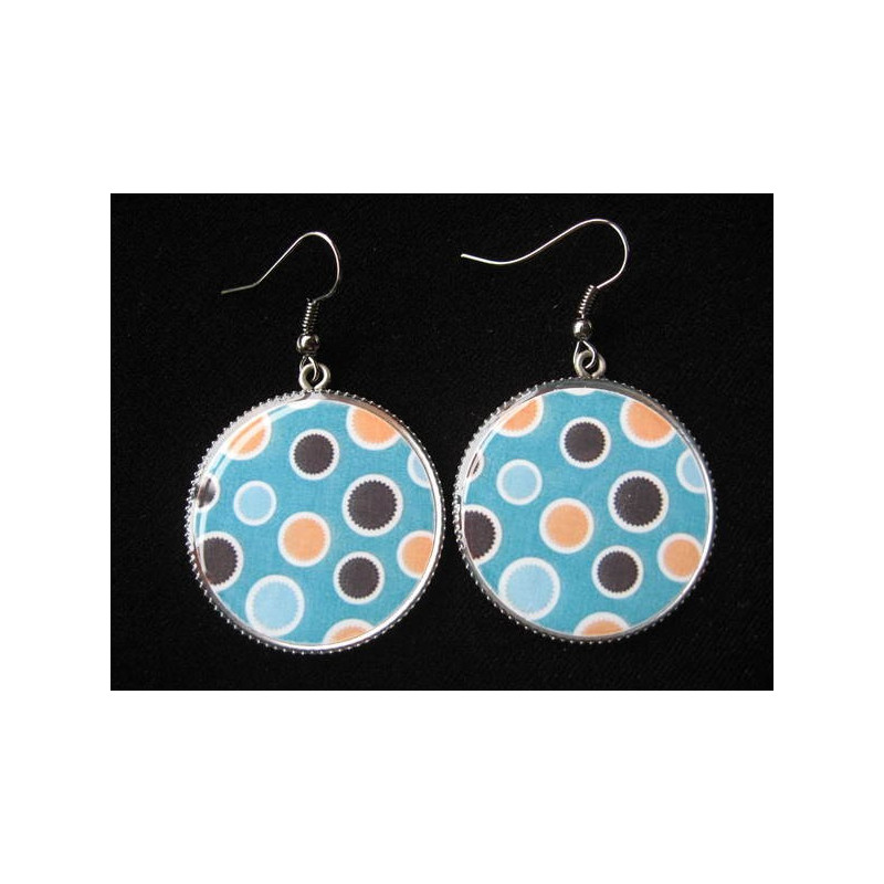 Boucles d'oreilles, pois marrons et oranges sur fond turquoise, serties en résine