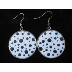 Boucles d'oreilles, pois noirs sur fond blanc, serties en résine