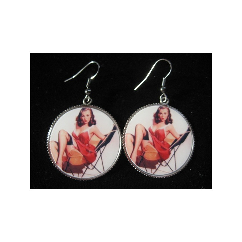 Boucles d'oreilles, Pin-up robe rouge, serties en résine