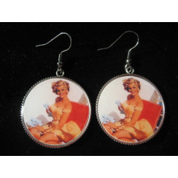 Boucles d'oreilles vintage, Pin-up blonde, serties en résine