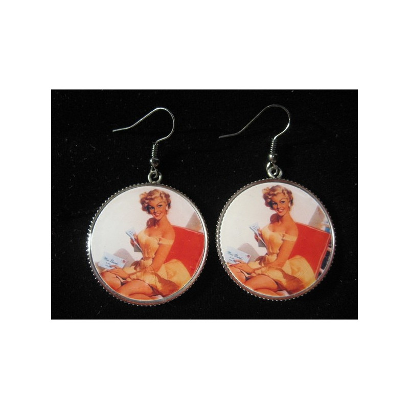 Boucles d'oreilles vintage, Pin-up blonde, serties en résine