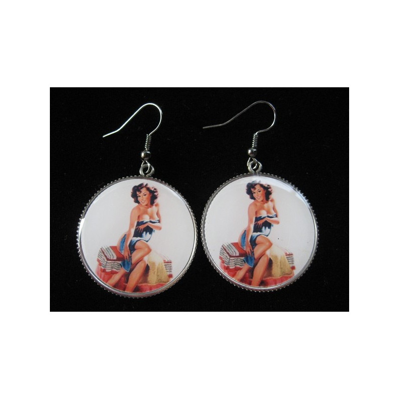 Boucles d'oreilles vintage, Pin-up brune, serties en résine