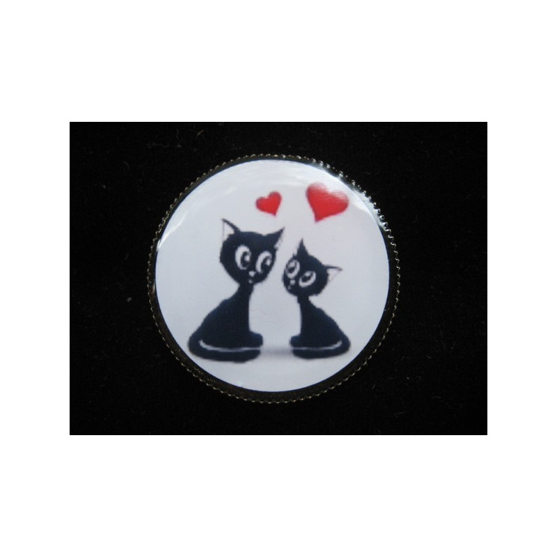 Fancy brooch, cats in love, set with resin
