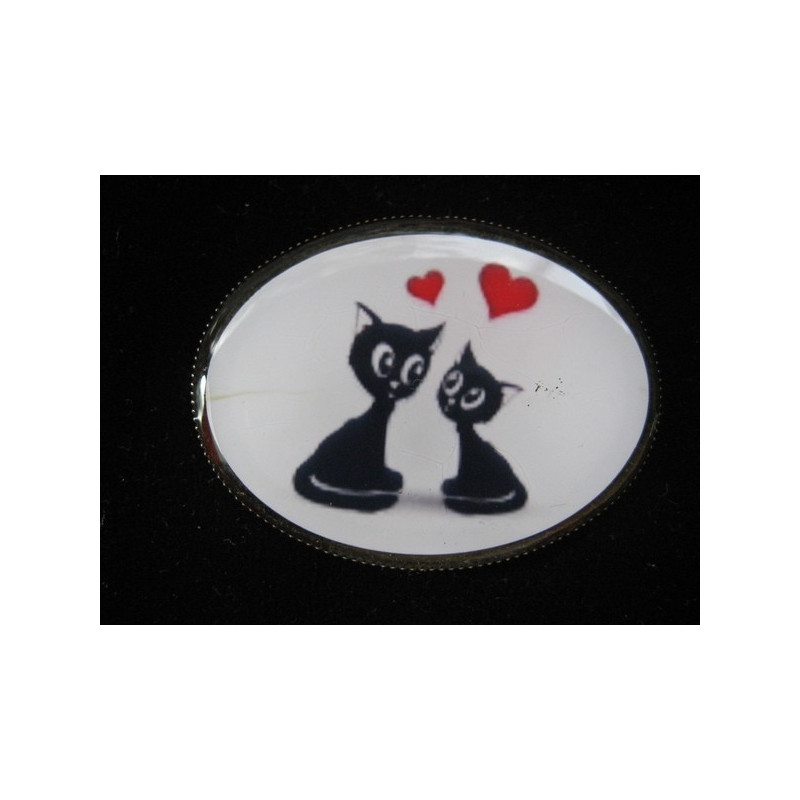 Oval brooch, cats in love, set with resin