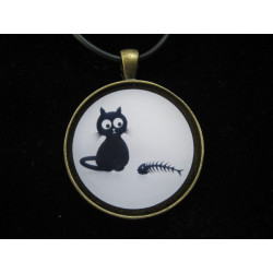 PENDENTIF fantaisie, Chat et arête de poisson, serti en résine