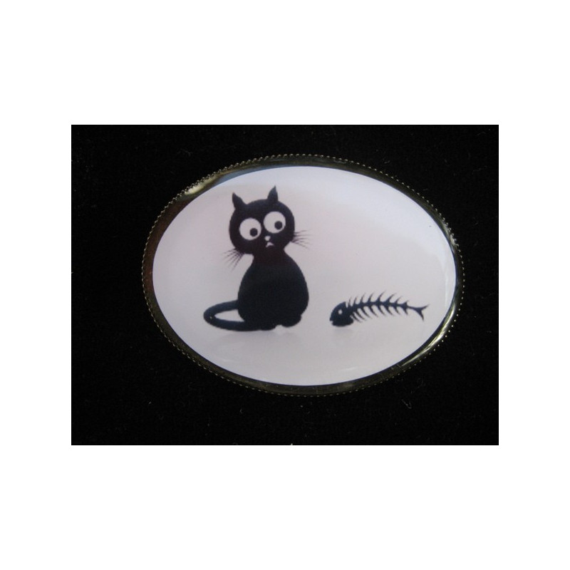 Oval brooch, cat and fishbone, set with resin
