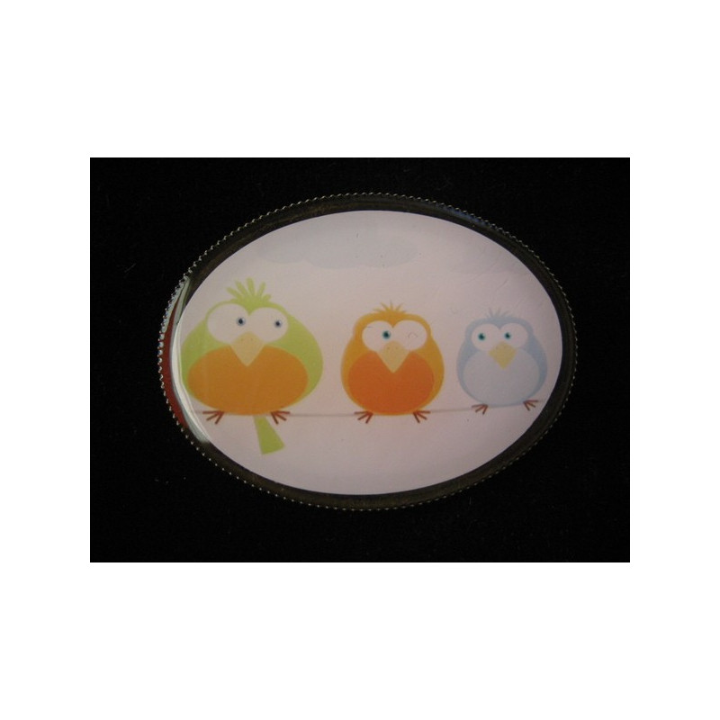 BROCHE ovale, trio oiseaux amoureux, sertie en résine