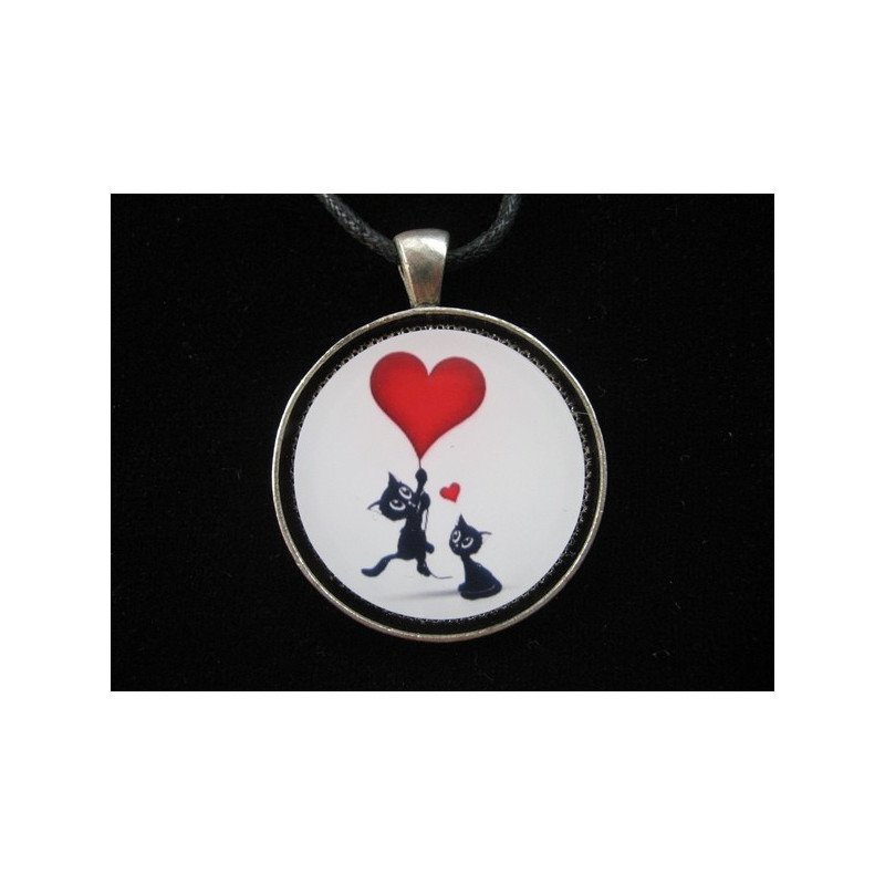 Pendentif fantaisie, Cats in love, serti en résine