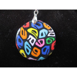 Petit pendentif pop, motifs multicolores, sur fond noir en Fimo