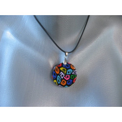 Petit pendentif pop, motifs multicolores, sur fond noir en Fimo