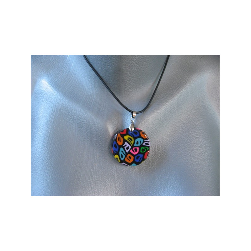 Petit pendentif pop, motifs multicolores, sur fond noir en Fimo