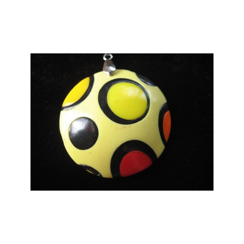 Graphic pendant, red and yellow circles on a yellow background, in fimo
