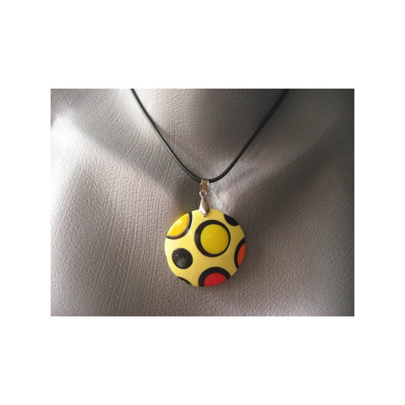 Graphic pendant, red and yellow circles on a yellow background, in fimo